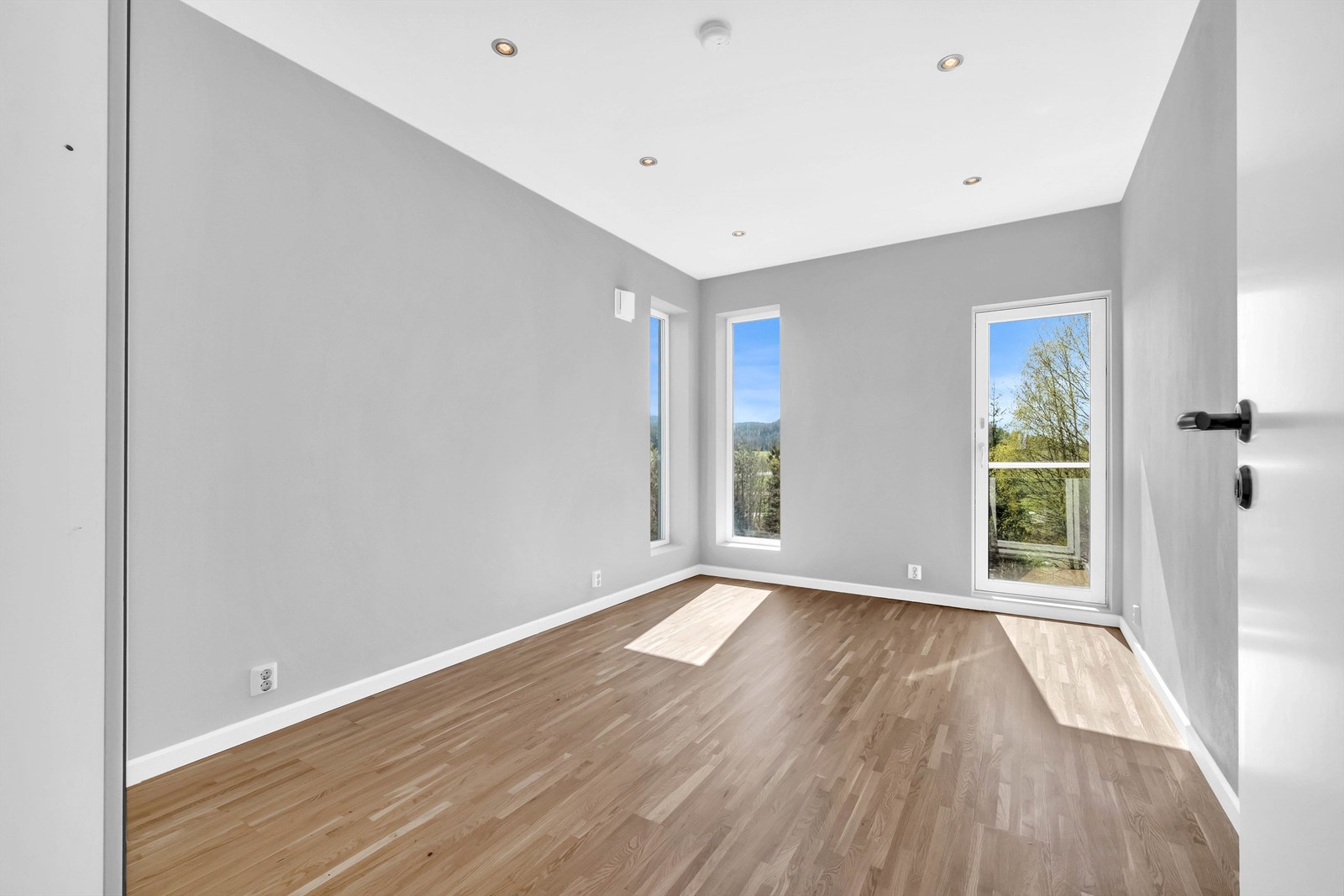 To av soverommene har utgang til en liten balkong. Galleribilde