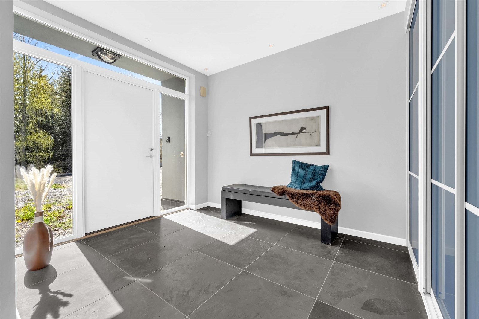 Romslig og innbydende entre som gir et flott førsteinntrykk av boligen. Galleribilde