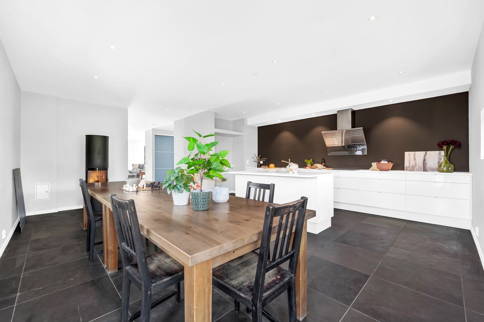 Åpen løsning så de som lager mat kan være sosiale med gjestene rundt bordet. Galleribilde