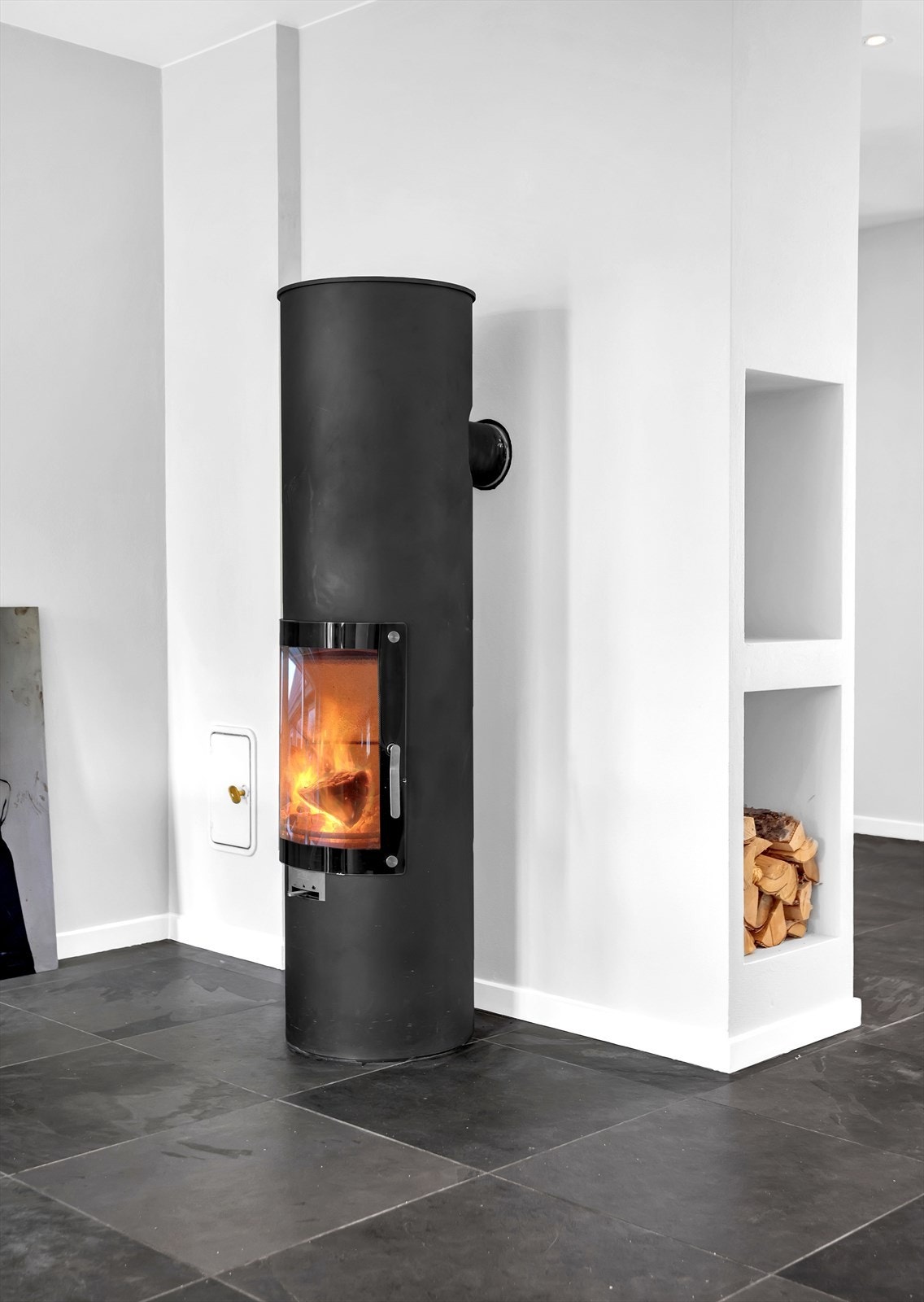 Peis i hjørnet av kjøkkenet som lager en hyggelig stemning. Galleribilde