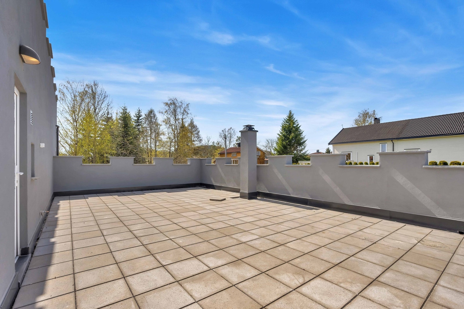 Stor og flott takterrasse med utgang fra andre etasje hvor det er muligheter for møblering. Galleribilde