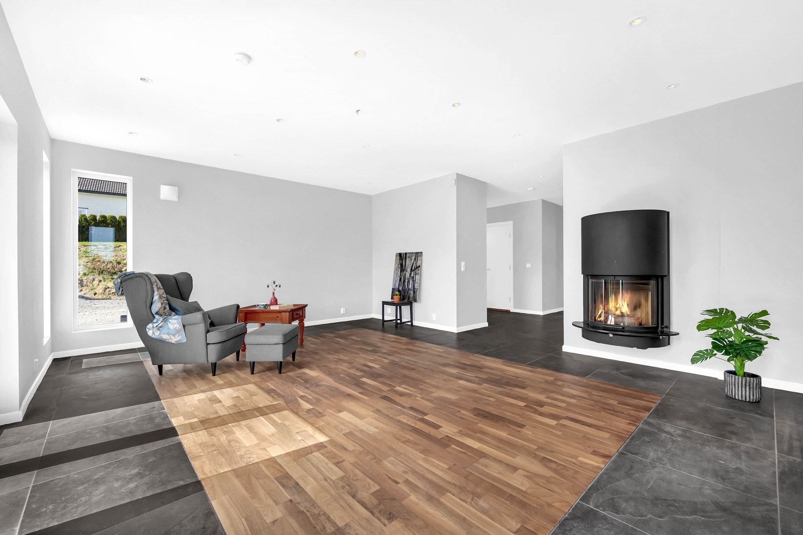 Lys og stor stue med store vinduer som gir en luftig romfølelse. Galleribilde