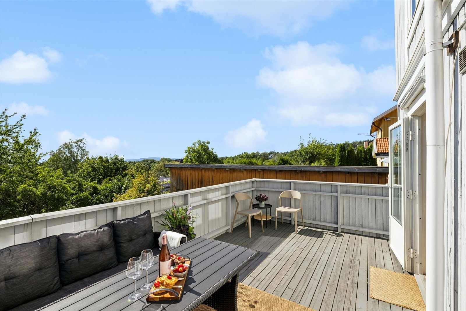 Terrassen byr på fantastiske solforhold fra kl. 09 - 21. Galleribilde