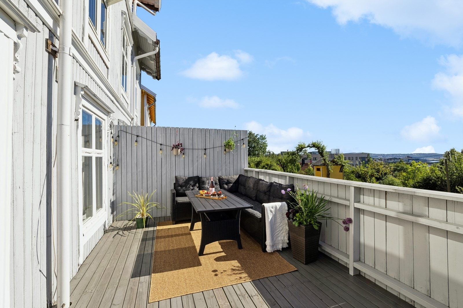 På sommerhalvåret oppleves terrassen som en forlengelse av stuen. Galleribilde