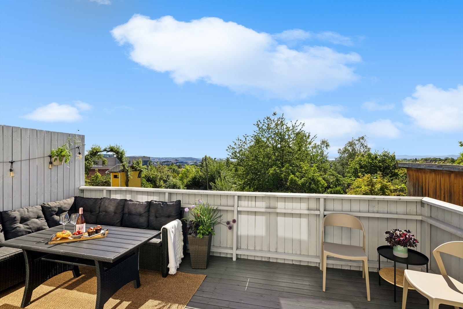 Dette er en leilighet med mye sjarm og stor terrasse - kort vei til alt av fasiliteter. Galleribilde
