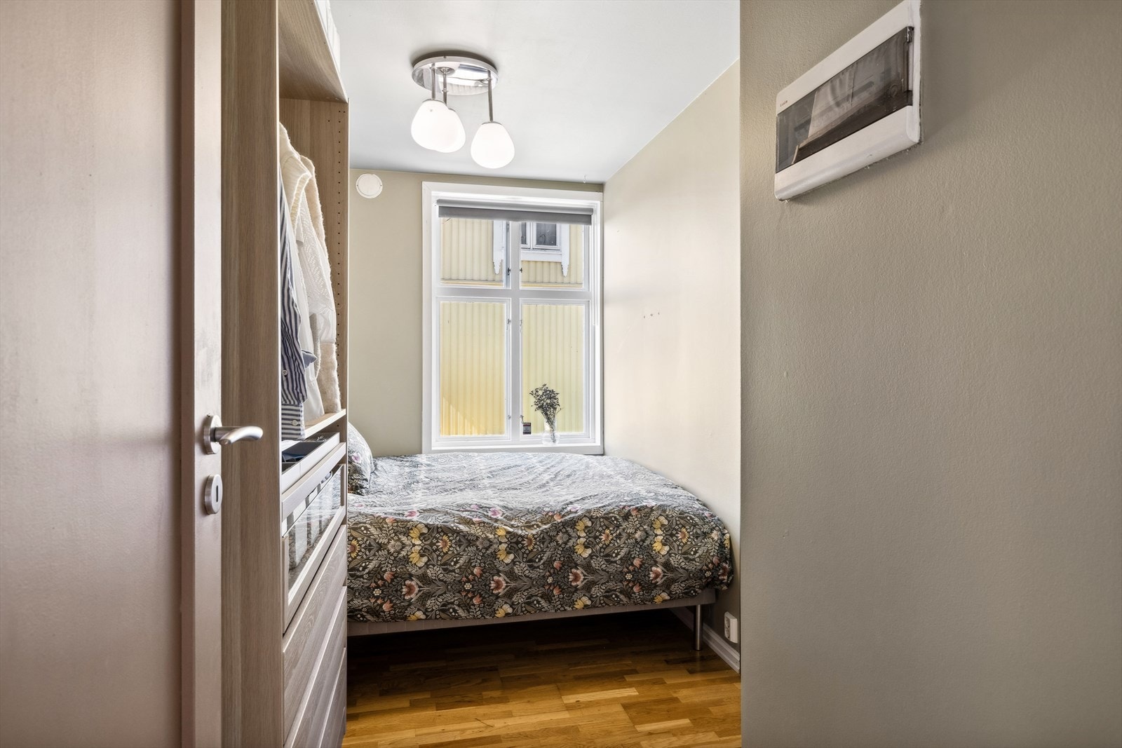 Soverommet har adkomst fra entré og er malt i en mørkere farge. Galleribilde