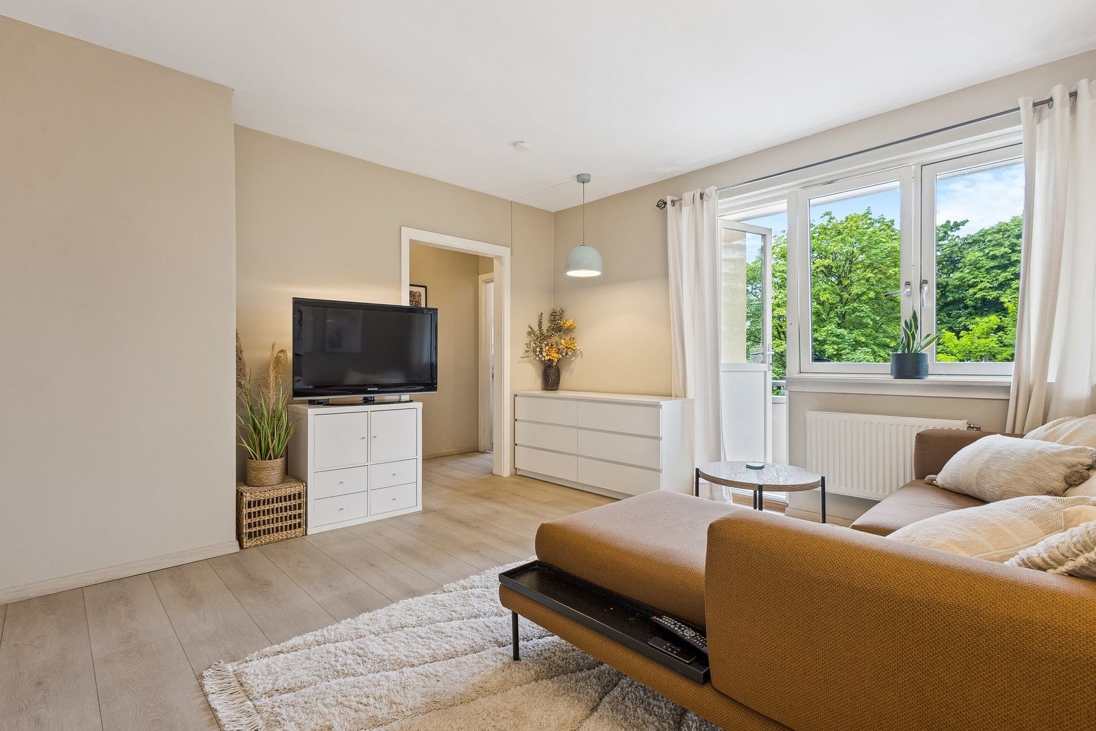 Utgang til vestvendt balkong fra stuen. Leiligheten vender inn mot bakgården. Galleribilde