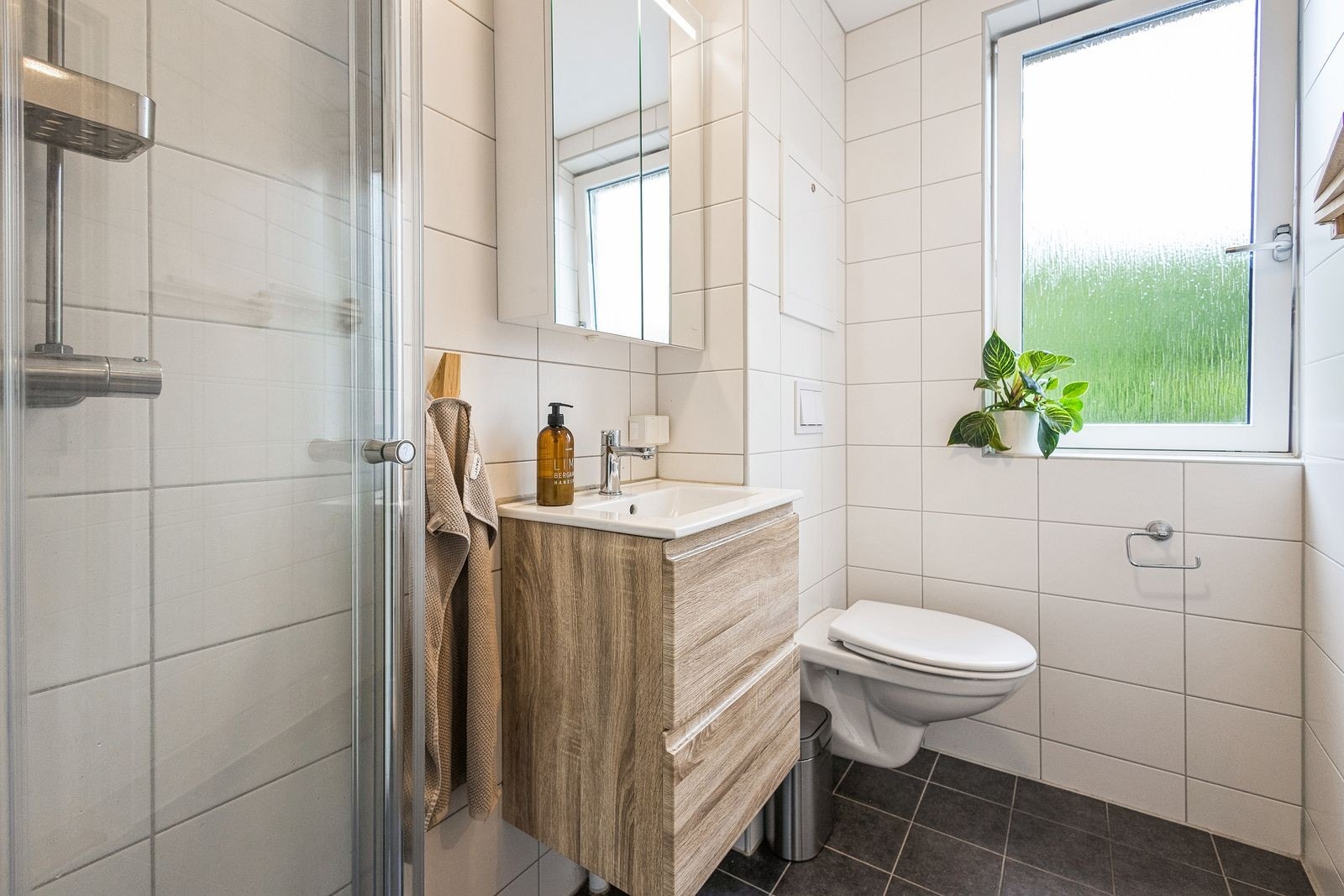 Pent flislagt baderom renovert i regi av sameiet i 2019. Tilgang til fellesvaskeri i kjelleren. Galleribilde