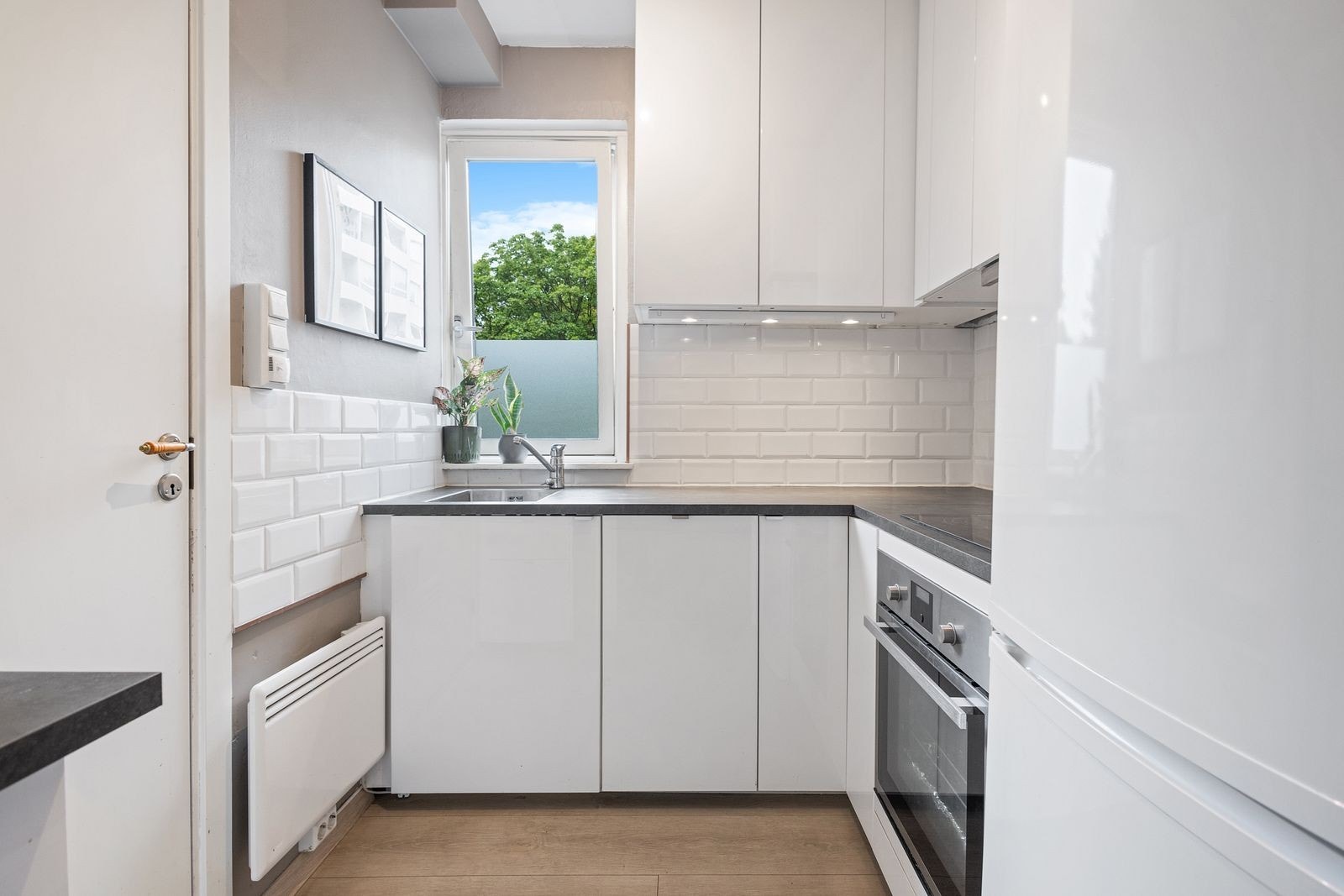 Separat kjøkken med god skap- og benkplass. Hvitevarer følger med. Galleribilde