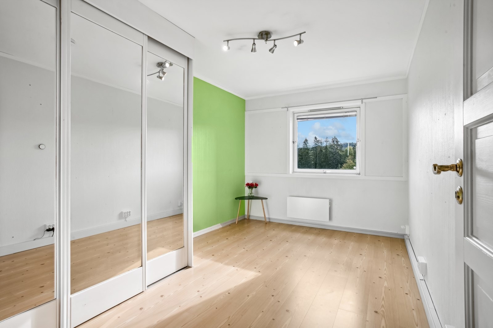Hovedsoverommet er av god størrelse og har plass til både dobbeltseng og stor skyvedørsgarderobe. Galleribilde