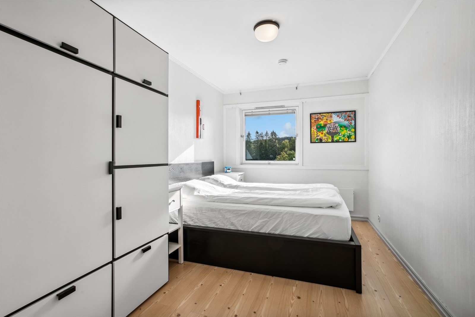 Soverom 2 er også av god størrelse med plass til dobbeltseng, tilhørende møblement og stor garderobe. Galleribilde