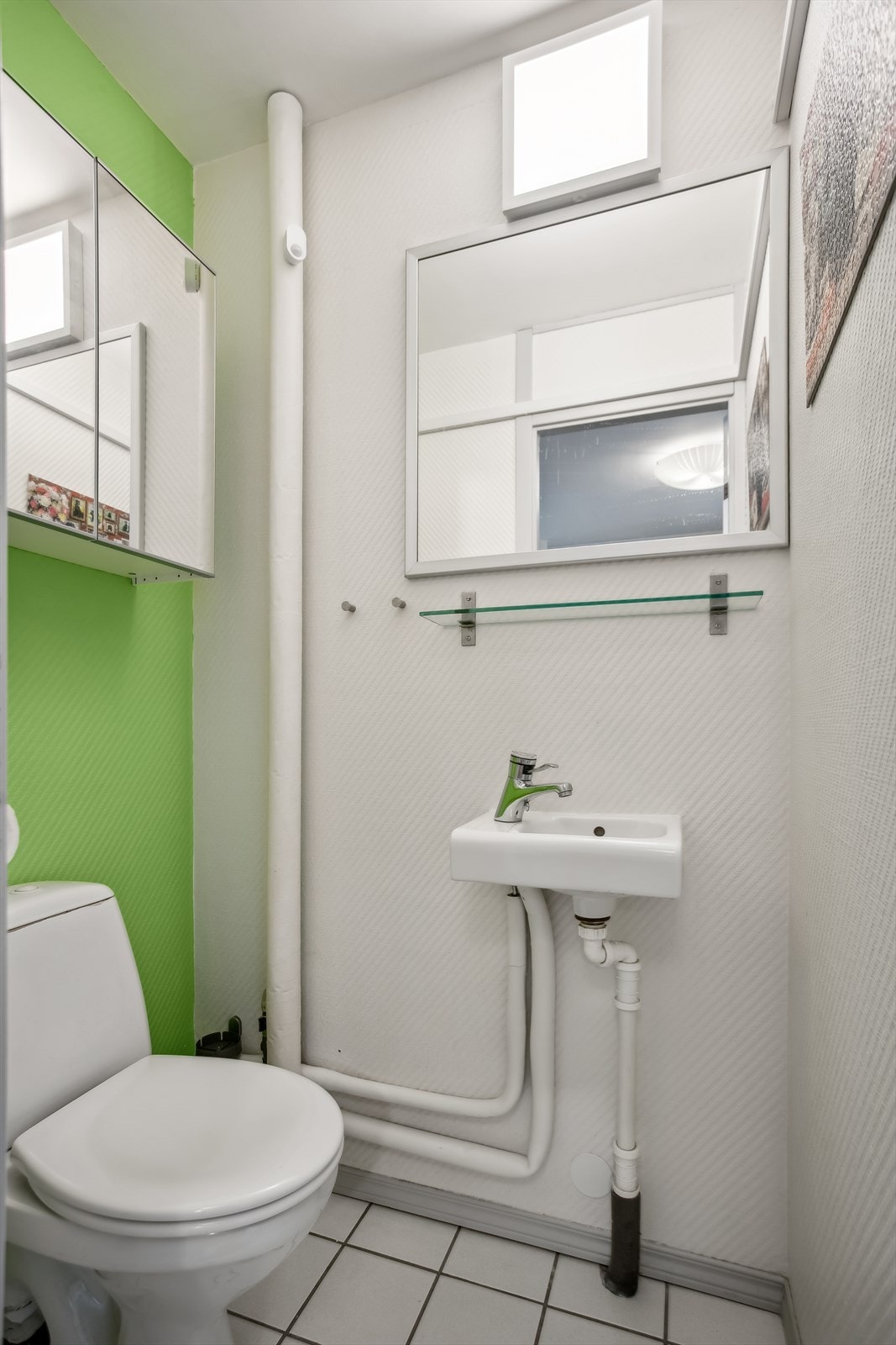 Separat WC med servant og klosett. Flislagt gulv. Galleribilde