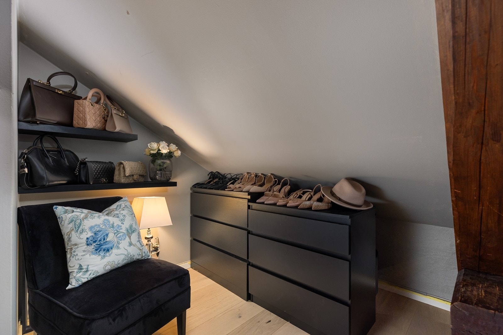 I tillegg til stort garderobeskap ved sengen, er det også godt med plass på siden av sengen til garderobeløsning. Muligheter for skreddersydd løsning, som åpner for enda bedre oppbevaringsplass! Galleribilde