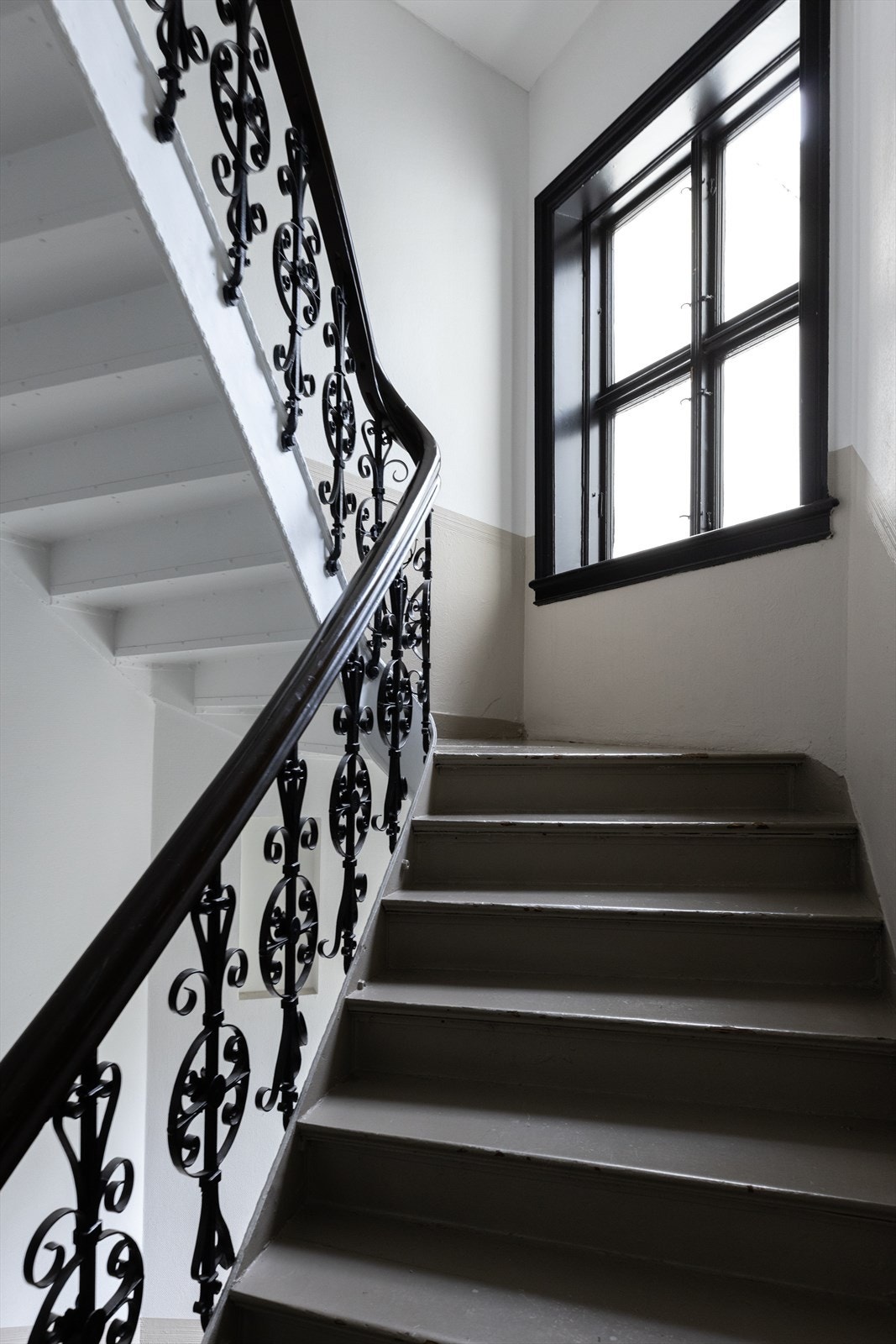 Velkommen inn! Fra byggets felles innvendige trappegang er det adkomst til leiligheten. Galleribilde