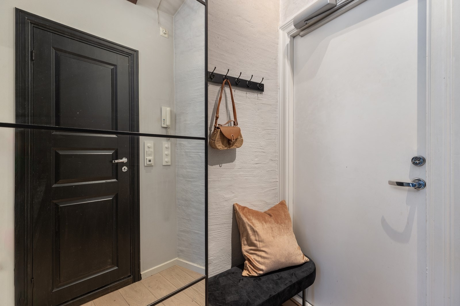 Innbydende entrè. Det er oppheng for yttertøy, i tillegg til et en stor skyvedørsgarderobe med delvis speilfront for ytterligere oppbevaring. Galleribilde
