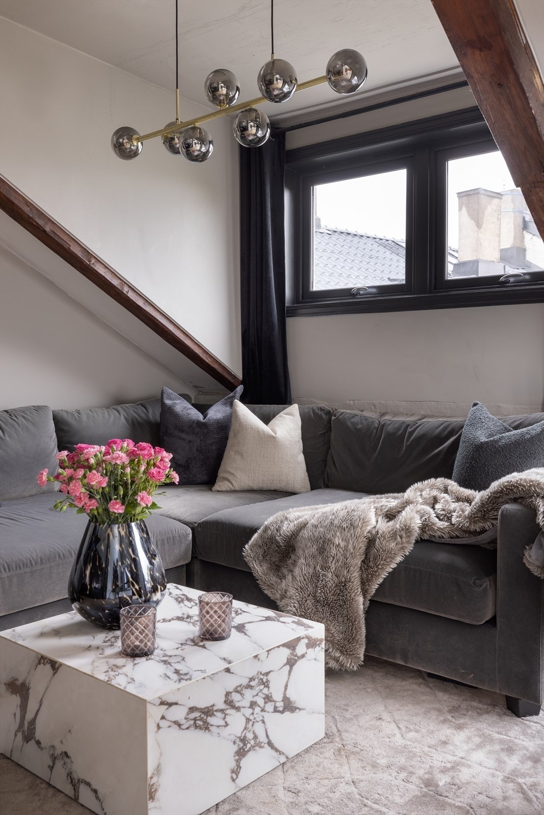 Det er plass til en stor hjørnesofa og annet ønskelig møblement i stuen. Galleribilde