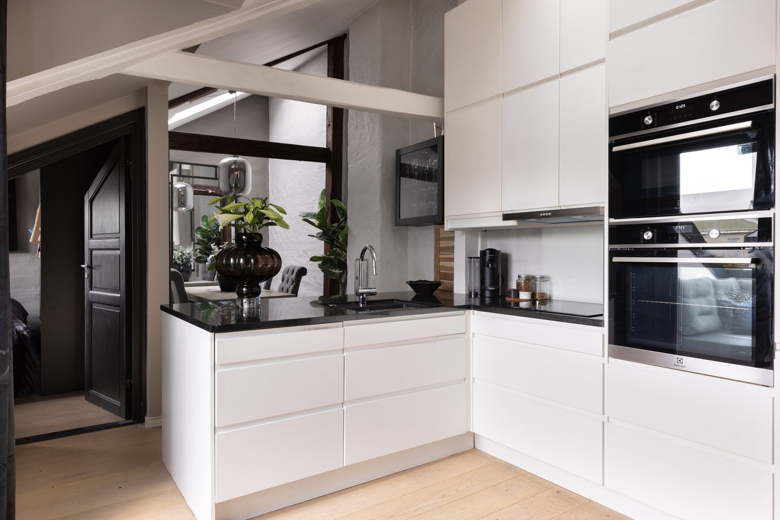 Kjøkkenet er fra 2014 med nye integrerte hvitevarer fra 2024. Galleribilde