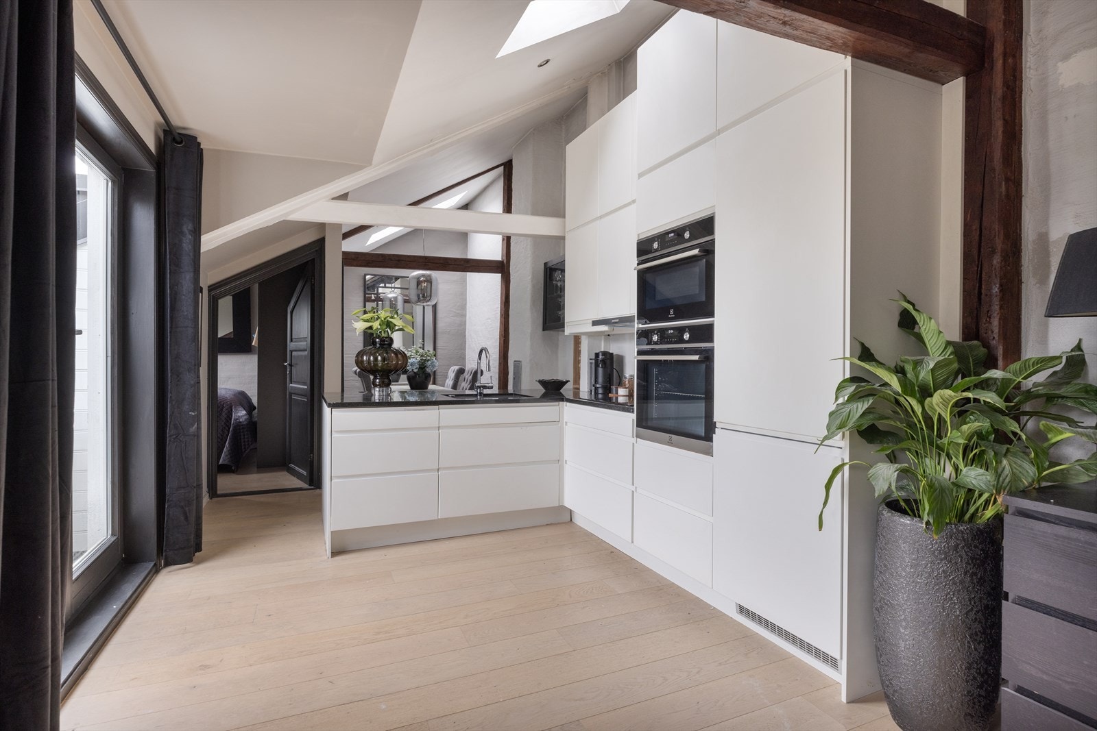 Stilrent kjøkken som har godt med skap- og benkeplass. Galleribilde