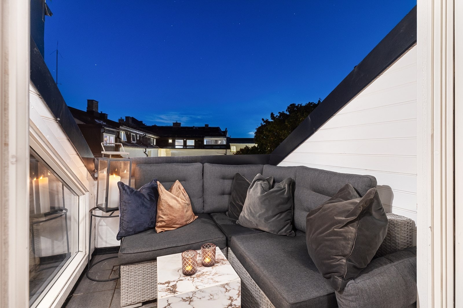 Takterrassen ligger skjermet mot indre bakgård, og oppleves svært privat. Galleribilde