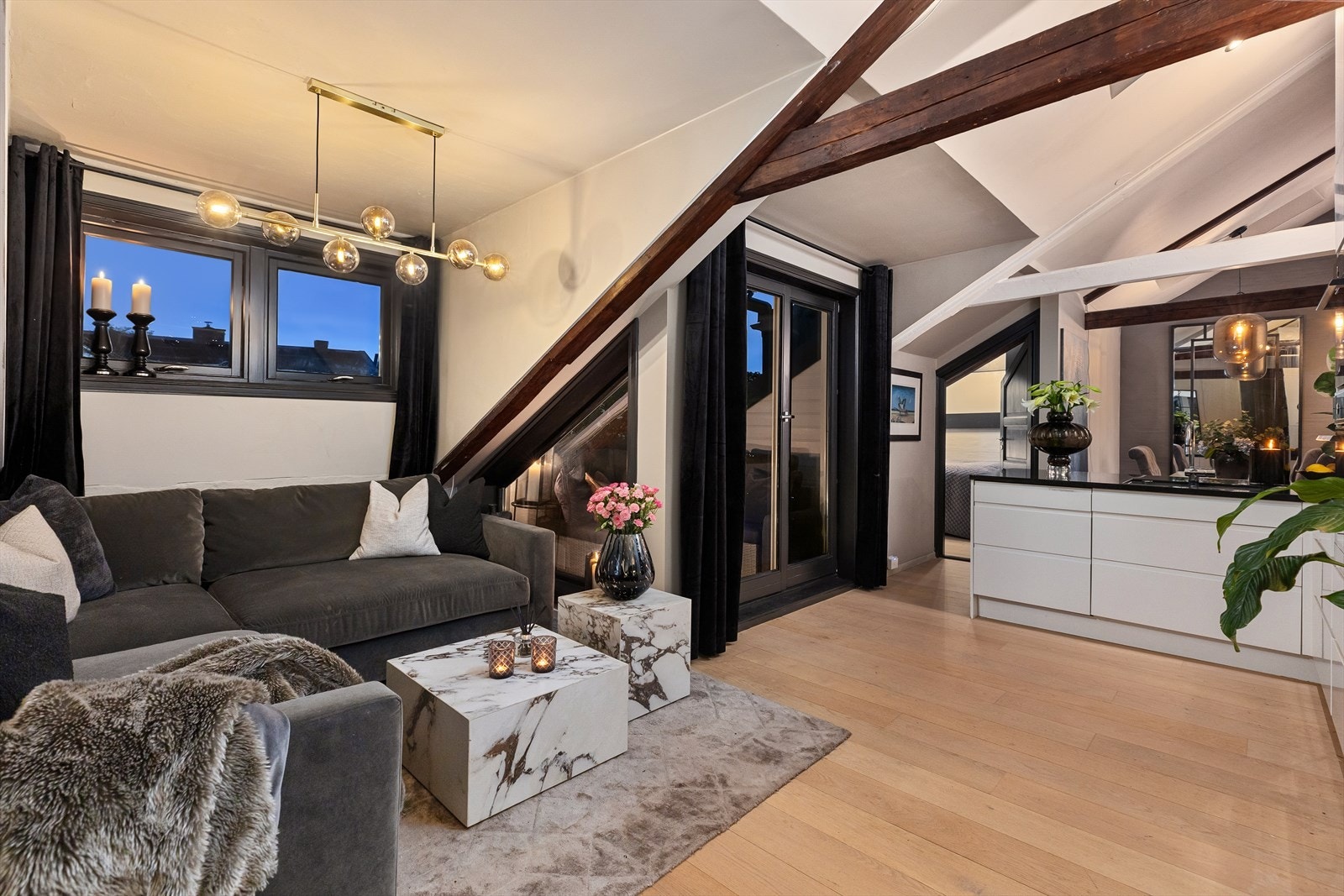 Leiligheten har et fantastisk lys på kvelden, som skaper en herlig atmosfære. Galleribilde