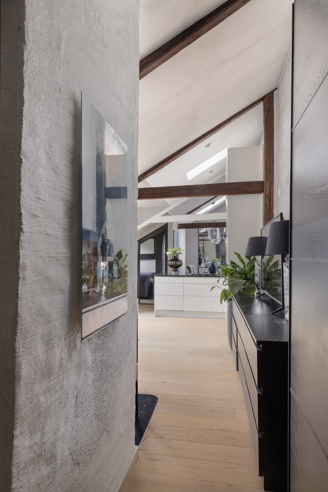 Originale takbjelker gir et rustikt preg i leiligheten. Galleribilde