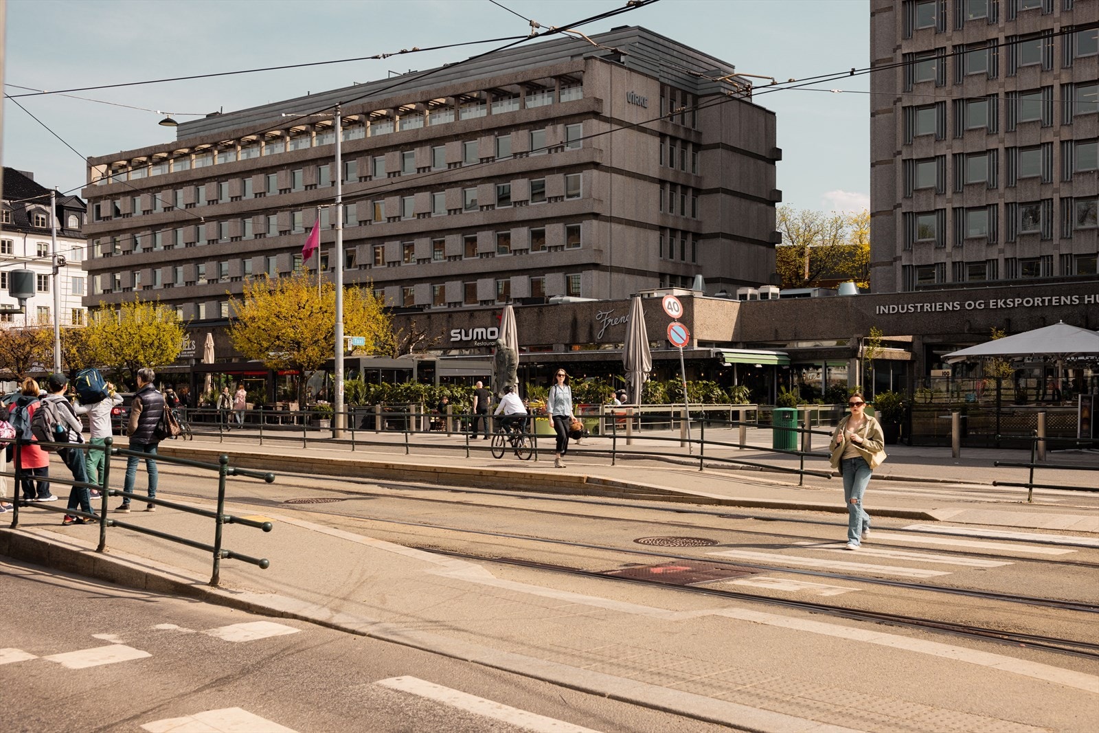 Knutepunkt for offentlig kommunikasjon på Solli Plass og Nationaltheatret. Galleribilde