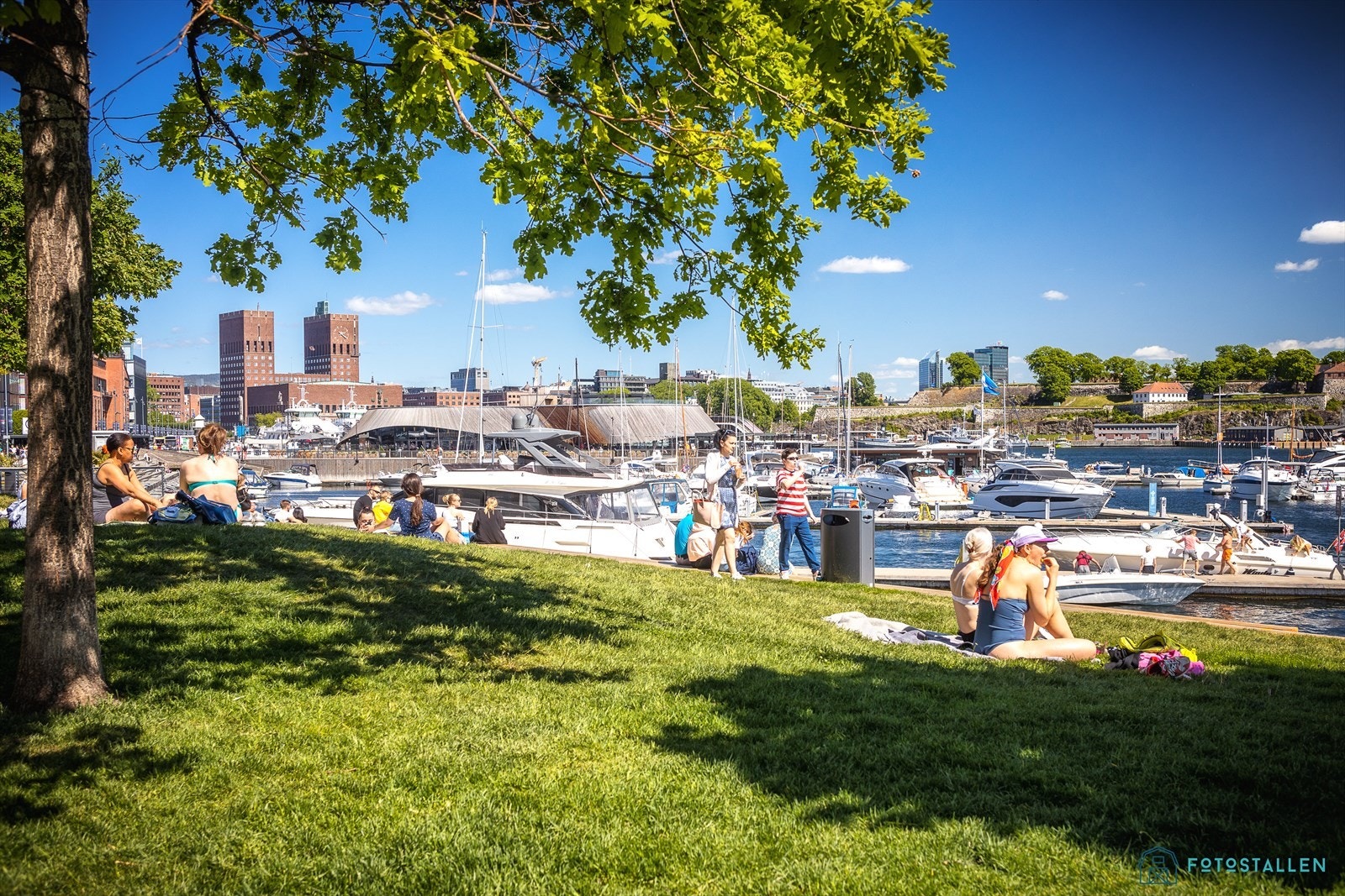 Aker Brygge ligger en liten gåtur unna leiligheten. Galleribilde