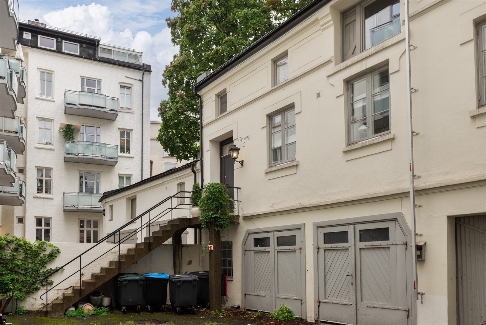 Flott felles bakgård som tidligere var en stall. Her er det muligheter for å leie garasjeplass. Galleribilde
