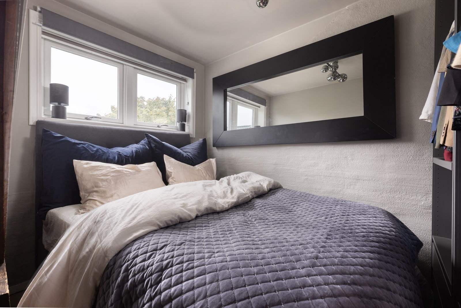 Soverom av god størrelse med plass til dobbeltseng og annet ønskelig møbllement. Galleribilde