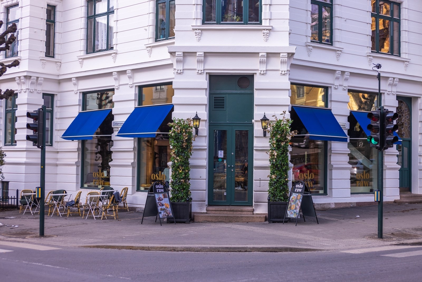 Nærmiljøet har en hyggelig atmosfære med populære serveringssteder, sjarmerende detaljhandlere og dagligvareforretninger. Galleribilde