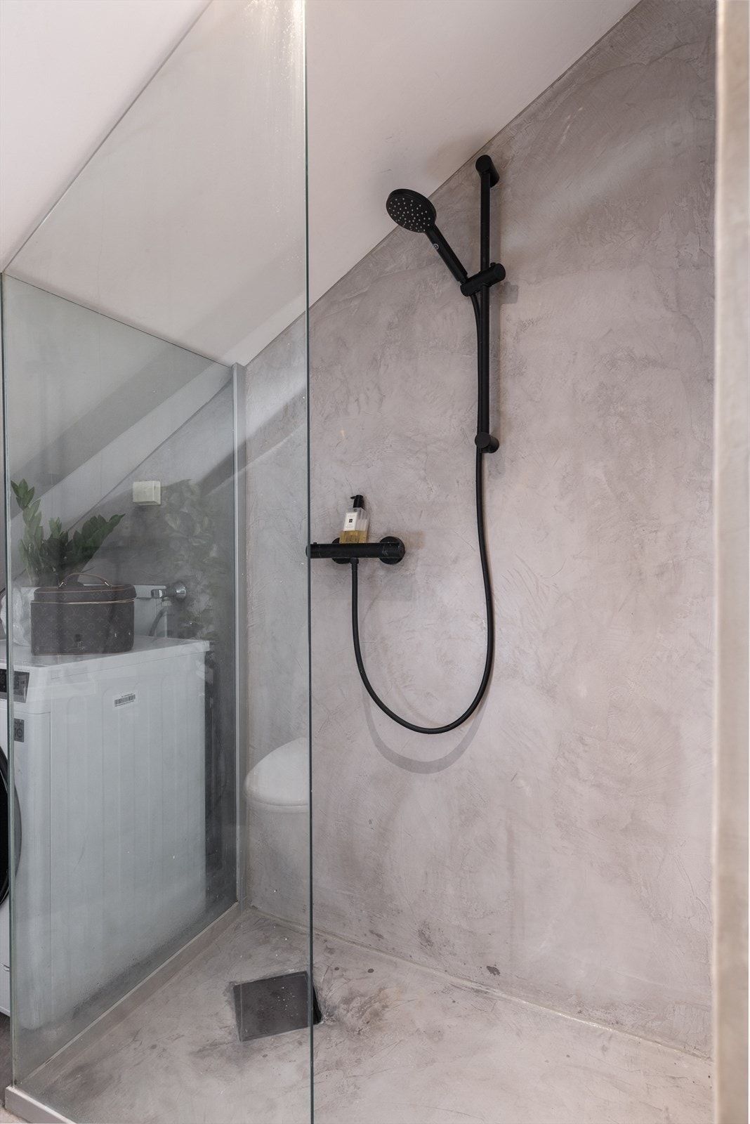 Her er det mikrosement på gulv, og mikrosement/mikrokvarts på veggoverflater som begge ble utført i 2024. Galleribilde