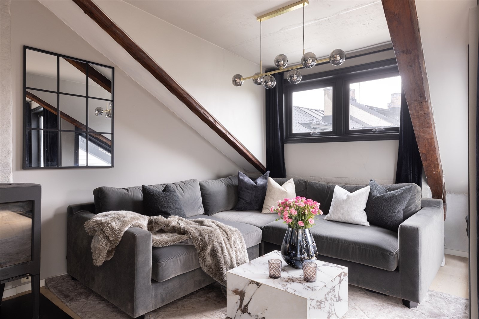 Delikate fargevalg og pen èn-stavs eikeparkett med varmefolie fra 2019 på gulv. Galleribilde