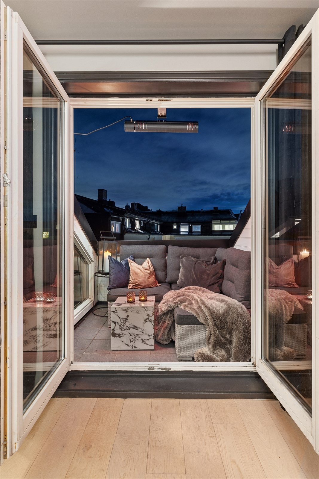 Fra stuen er det utgang til nordøstvendt takterrasse på ca. 3,6 m². Galleribilde