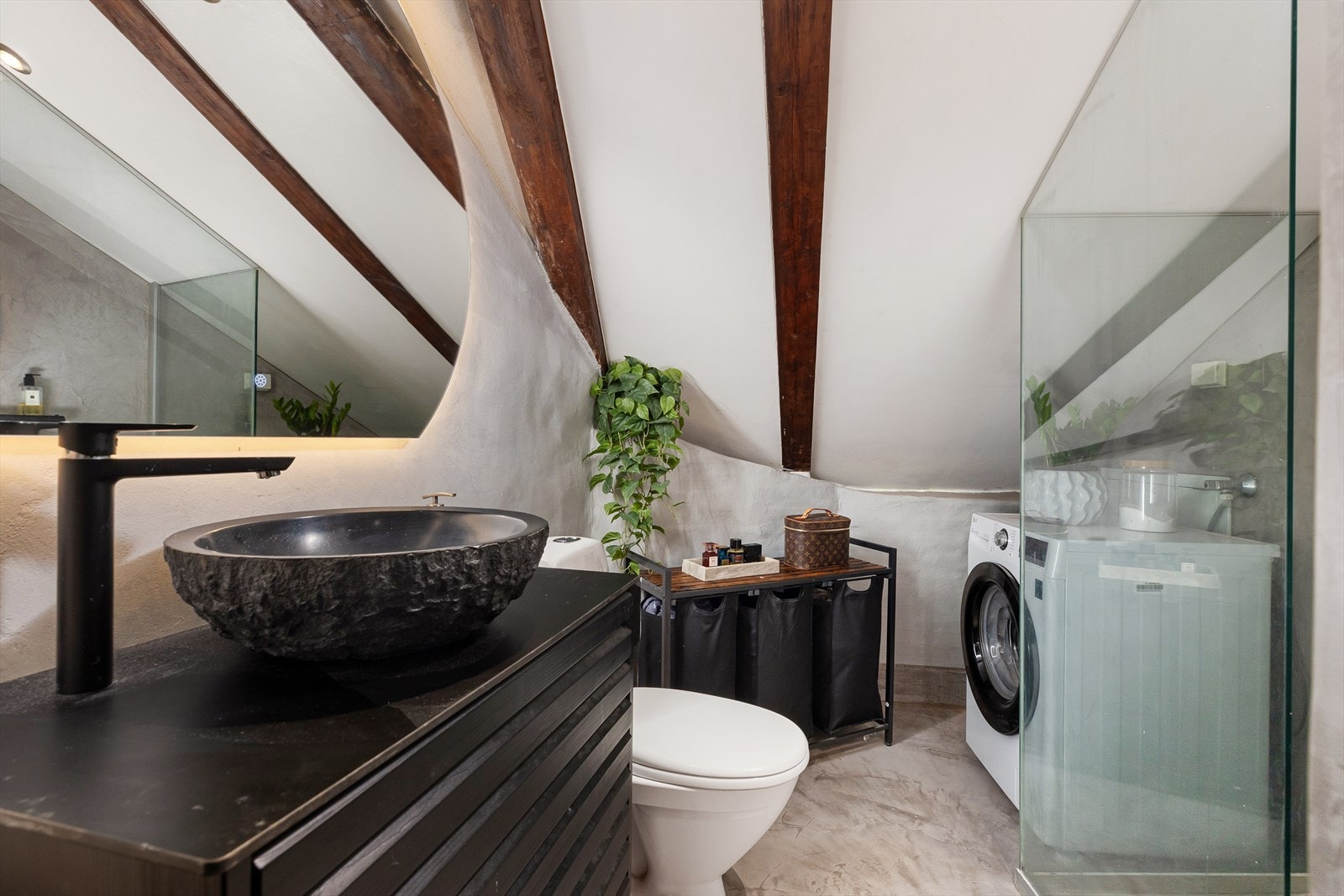 Leiligheten har et delikat baderom med en moderne og tidsriktig utførelse. Galleribilde