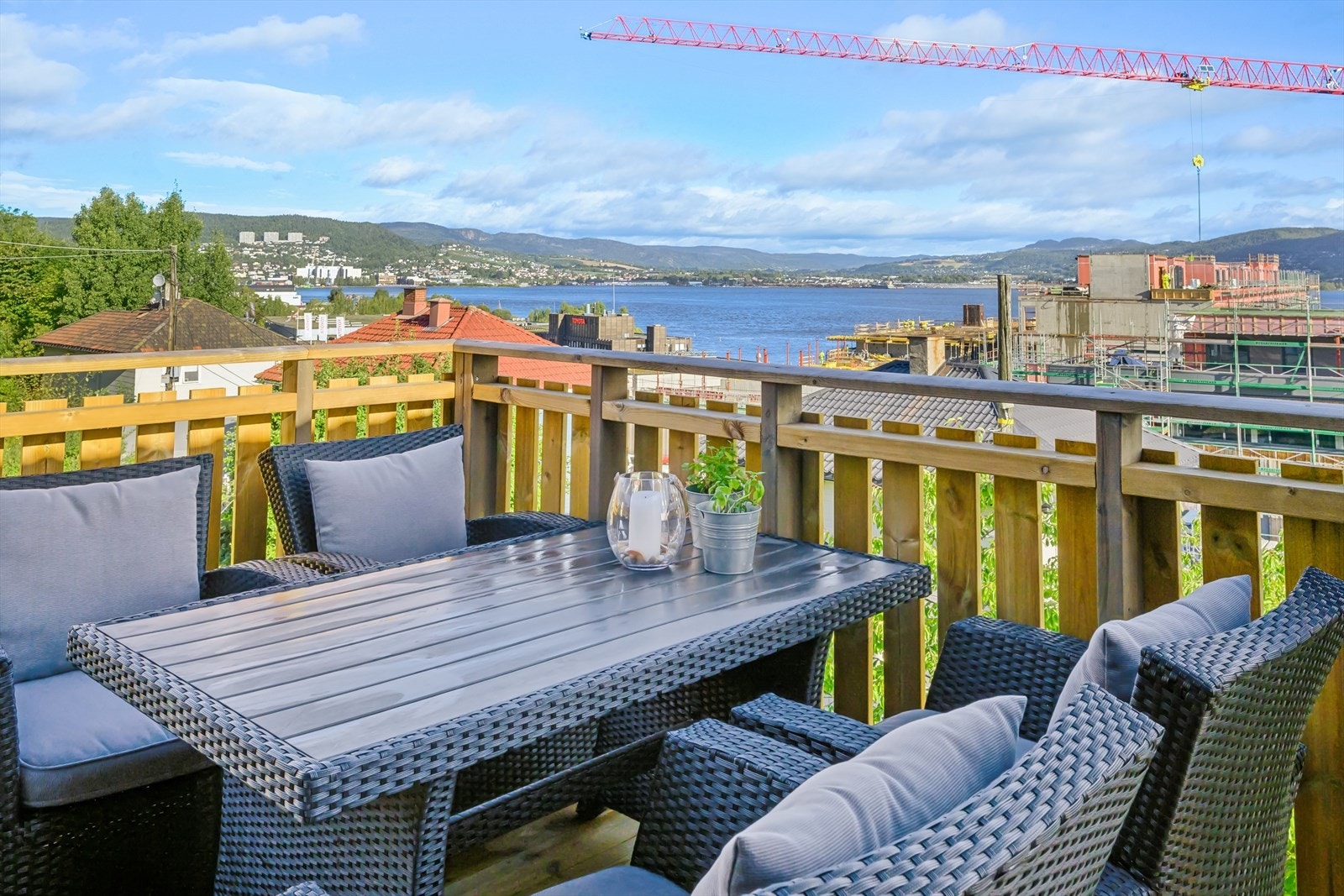 På terrassen er det plass til flere sittesoner. Galleribilde