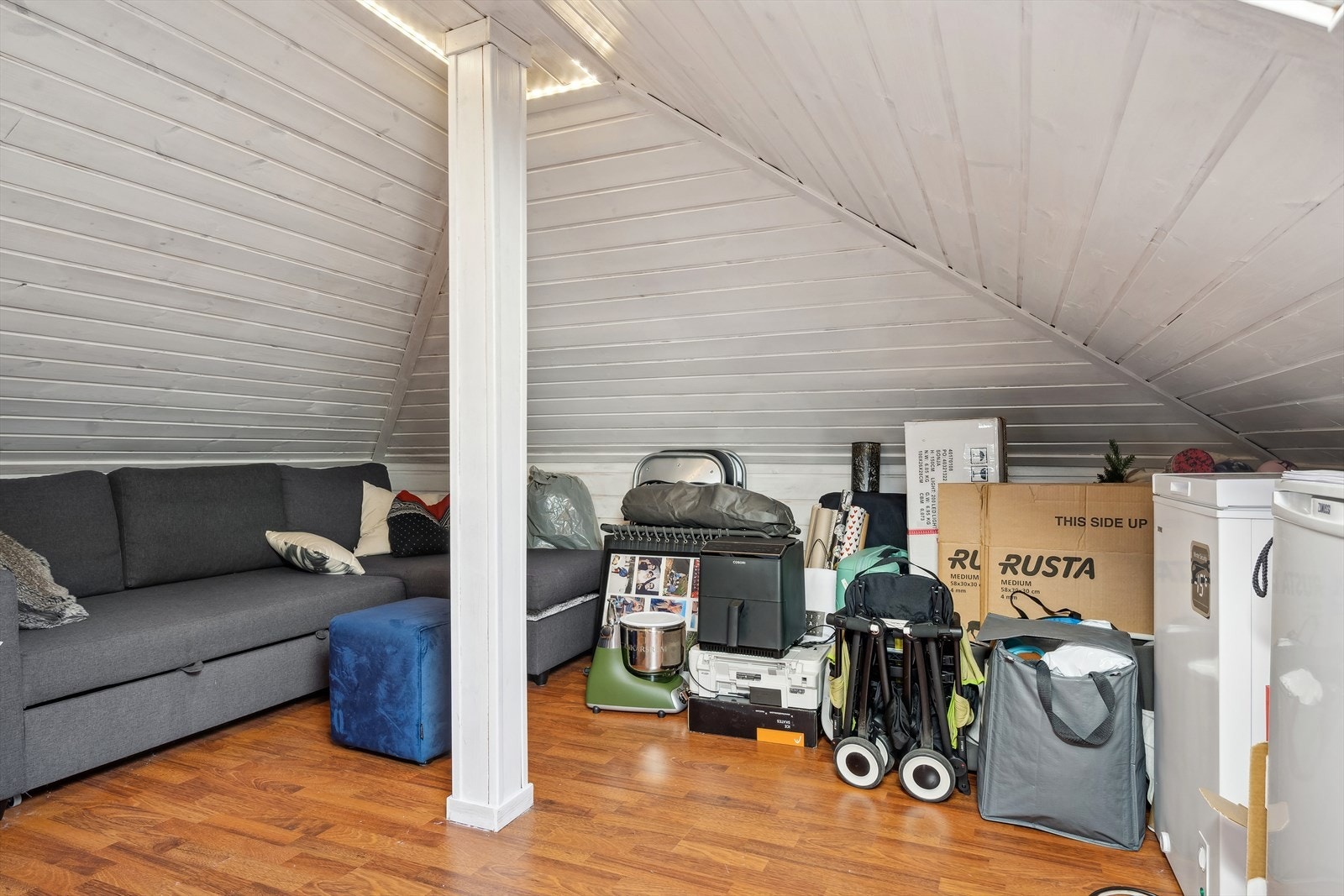 Leiligheten disponerer loft. Loft ble målt til 26 m² gulvflate og med en takhøyde på 1,89 m på høyeste punkt. Det er skråtak og areal har ikke måleverdi. Galleribilde
