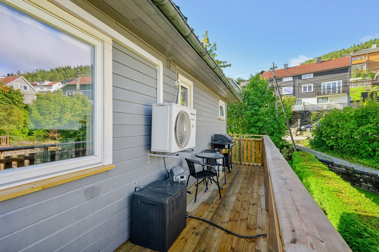Terrassen strekker seg rundt huset. Galleribilde