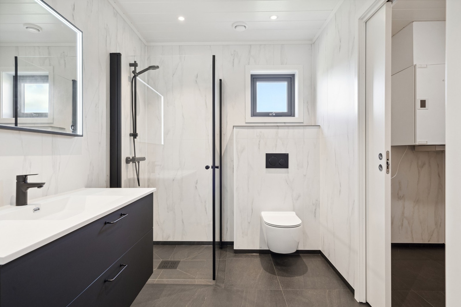 Delikat og stilrent bad med downlights i tak og vannbåren varme i gulvet. Galleribilde