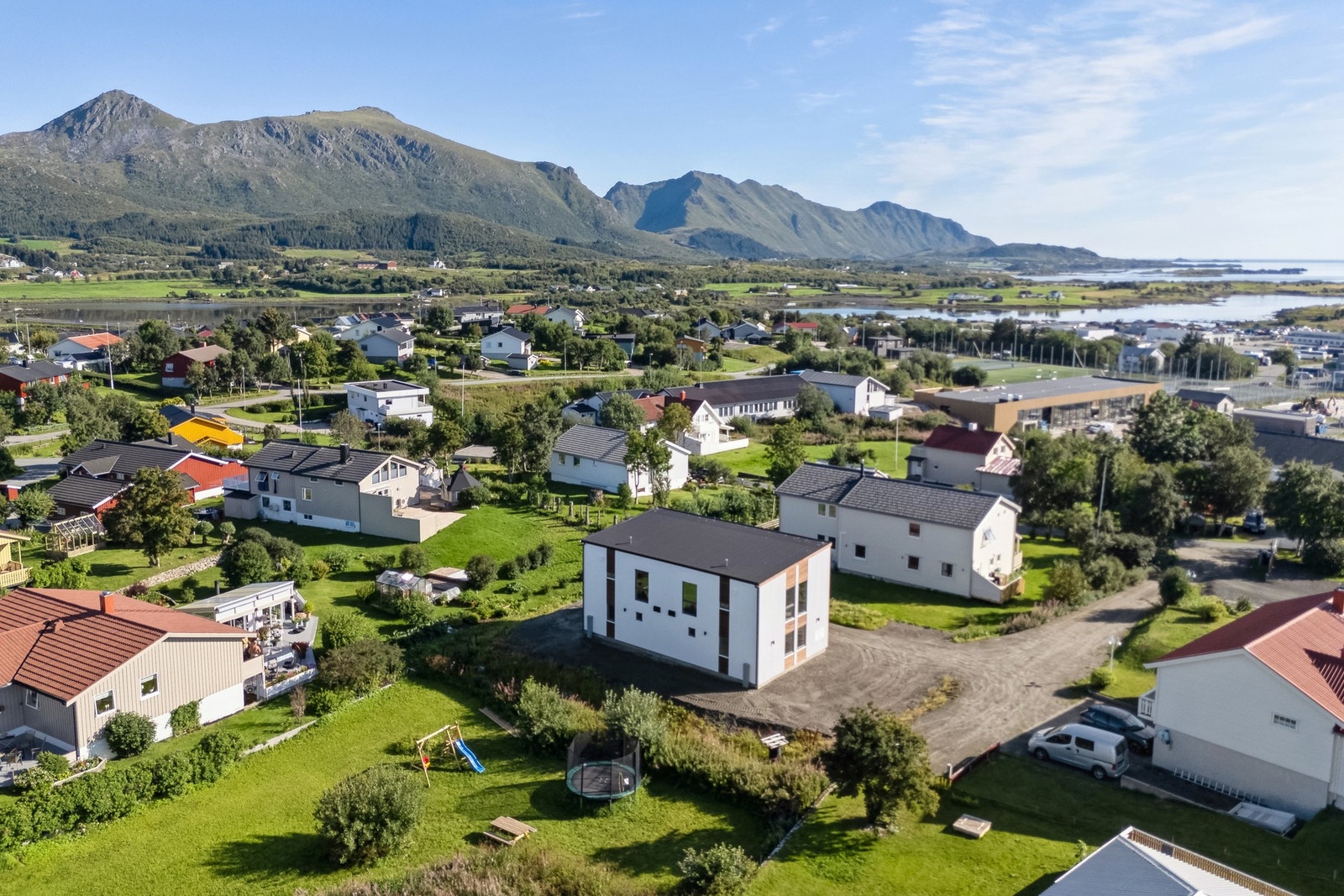 Rett i nærheten er det et flott anlegg med tennisbaner, sandvolleyball baner basketball bane og kunstgress matte. Galleribilde