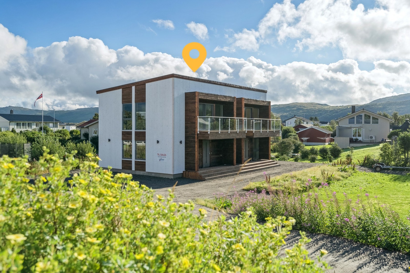 Velkommen til Tore Hjorts vei 6 A - Presentert av EiendomsMegler 1 Leknes. Galleribilde