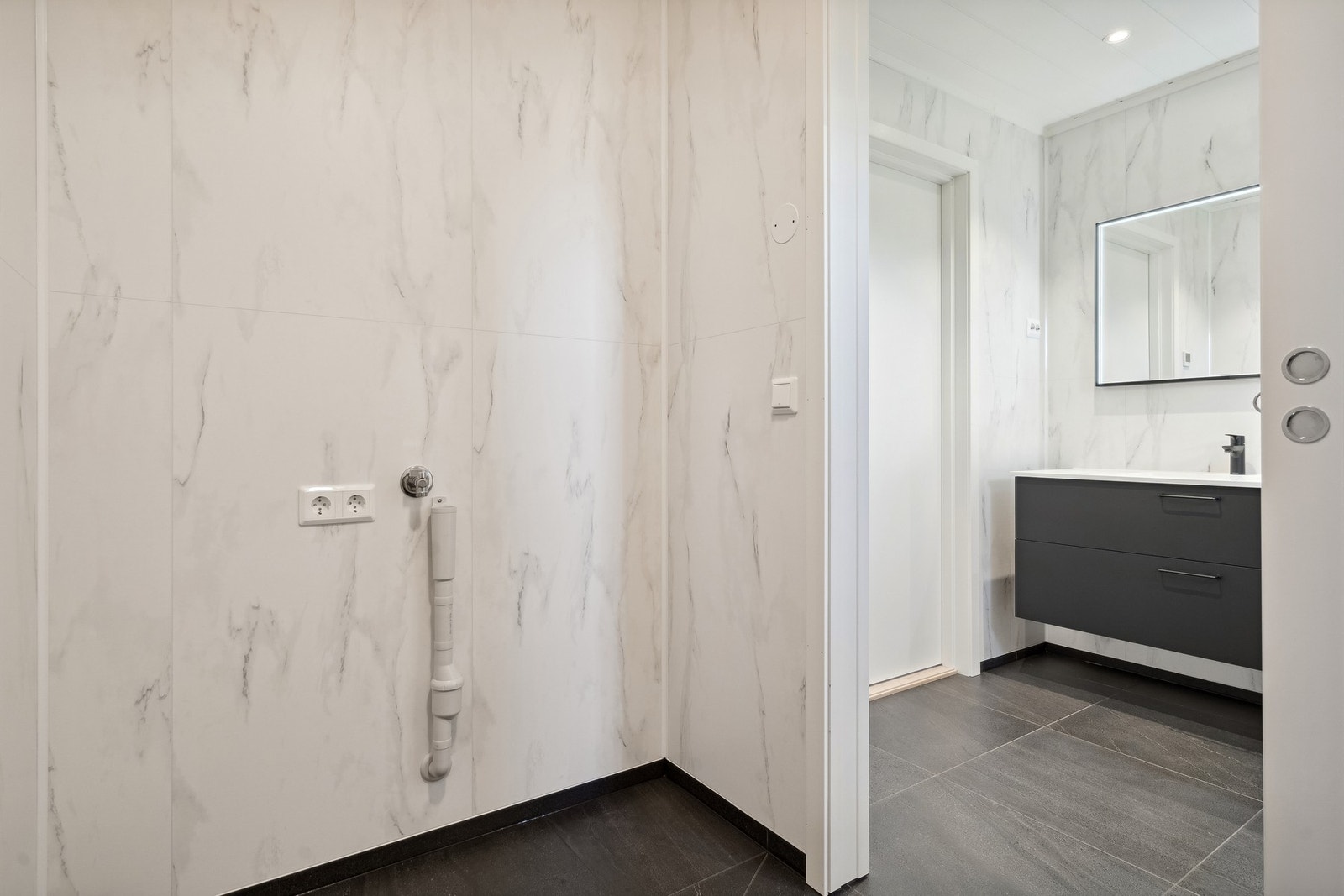 Praktisk med vaskerom innenfor badet med skyvedør som er plassbesparende. Galleribilde
