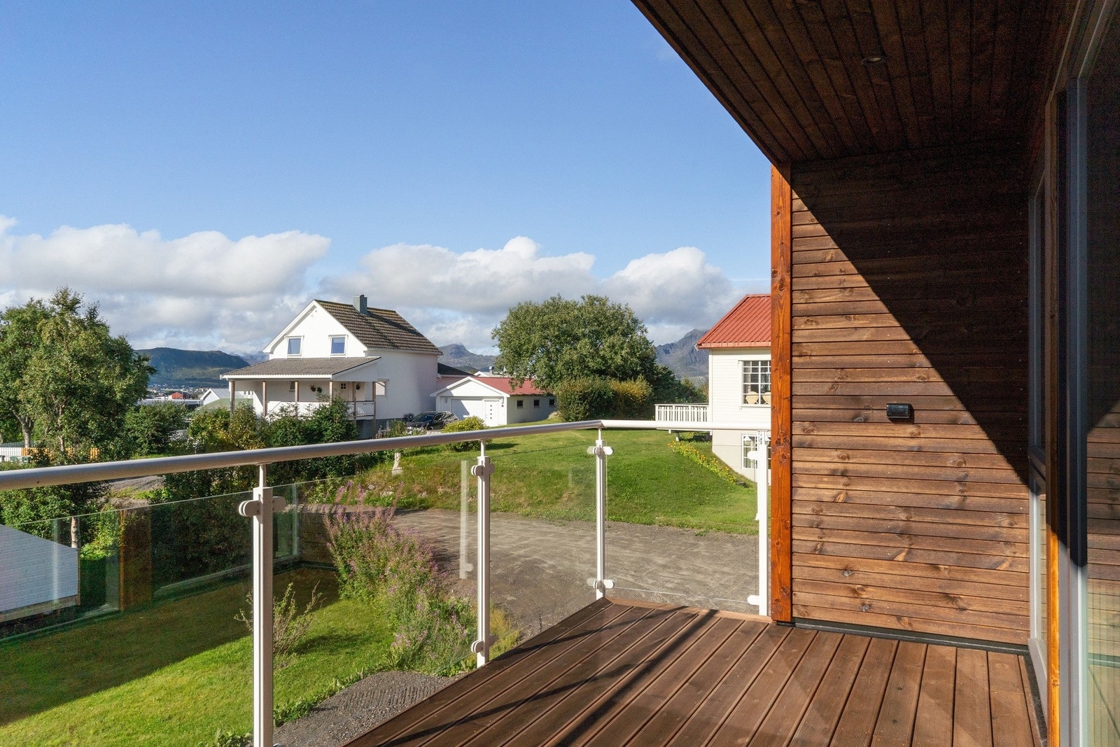 Delvis overbygget balkong med downlights i taket. Galleribilde