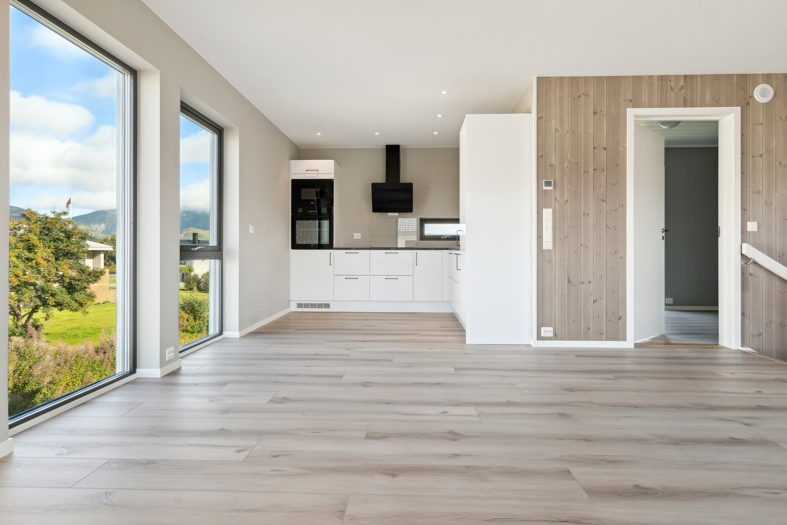 Vannbåren varme i gulv. Det er også downlights i taket på kjøkkenet. Galleribilde