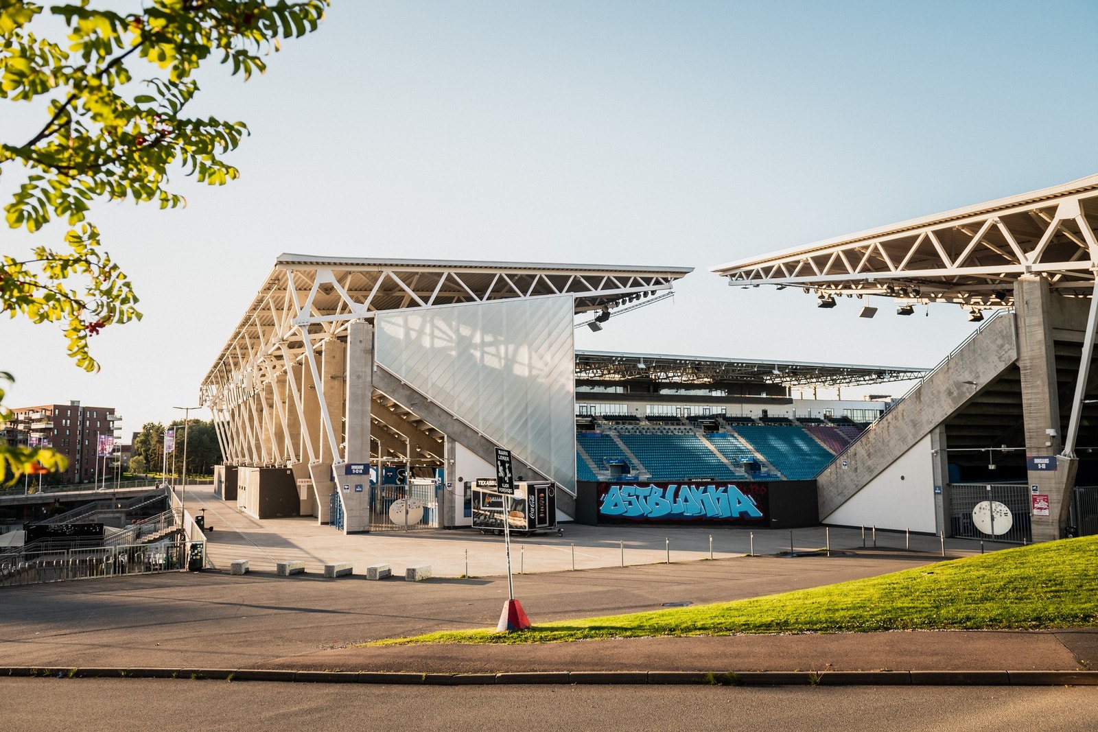 Intility arena skaper liv og røre når det er kamp, og huser også en hyggelig lokalpub, Øst. I nærheten finner vi også Valle Hovin idrettspark, kunstisbane og treningssenter. Galleribilde