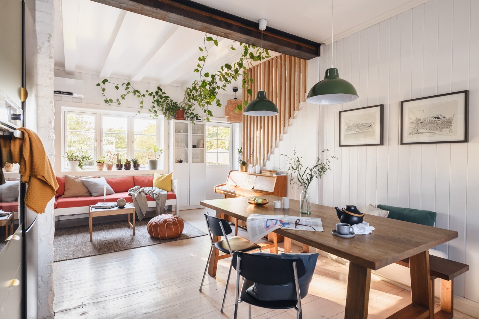 Åpen stue-kjøkken-løsning er sosialt, og gjør det også mulig å dekke til langbord når det trengs! Galleribilde