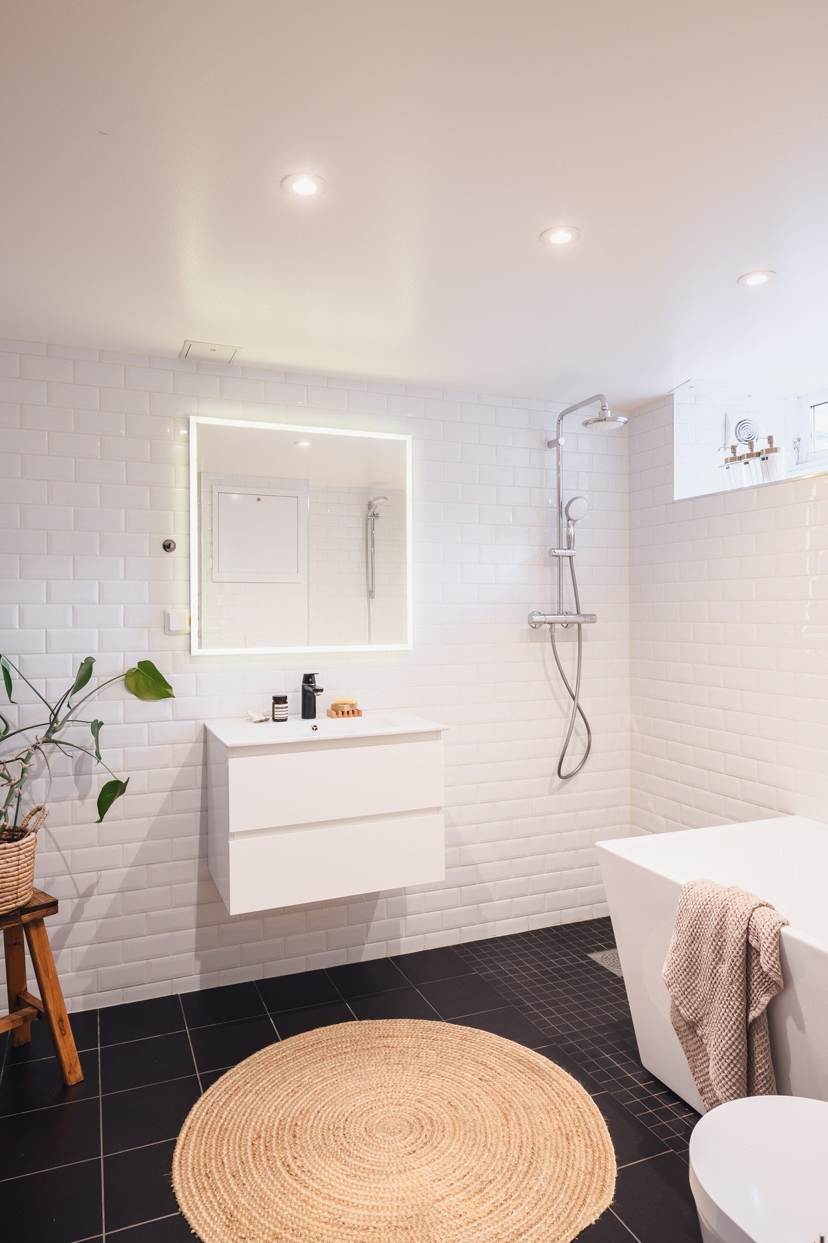 Dette badet er det romsligste, men begge bad fungerer veldig godt i hverdagen! Galleribilde