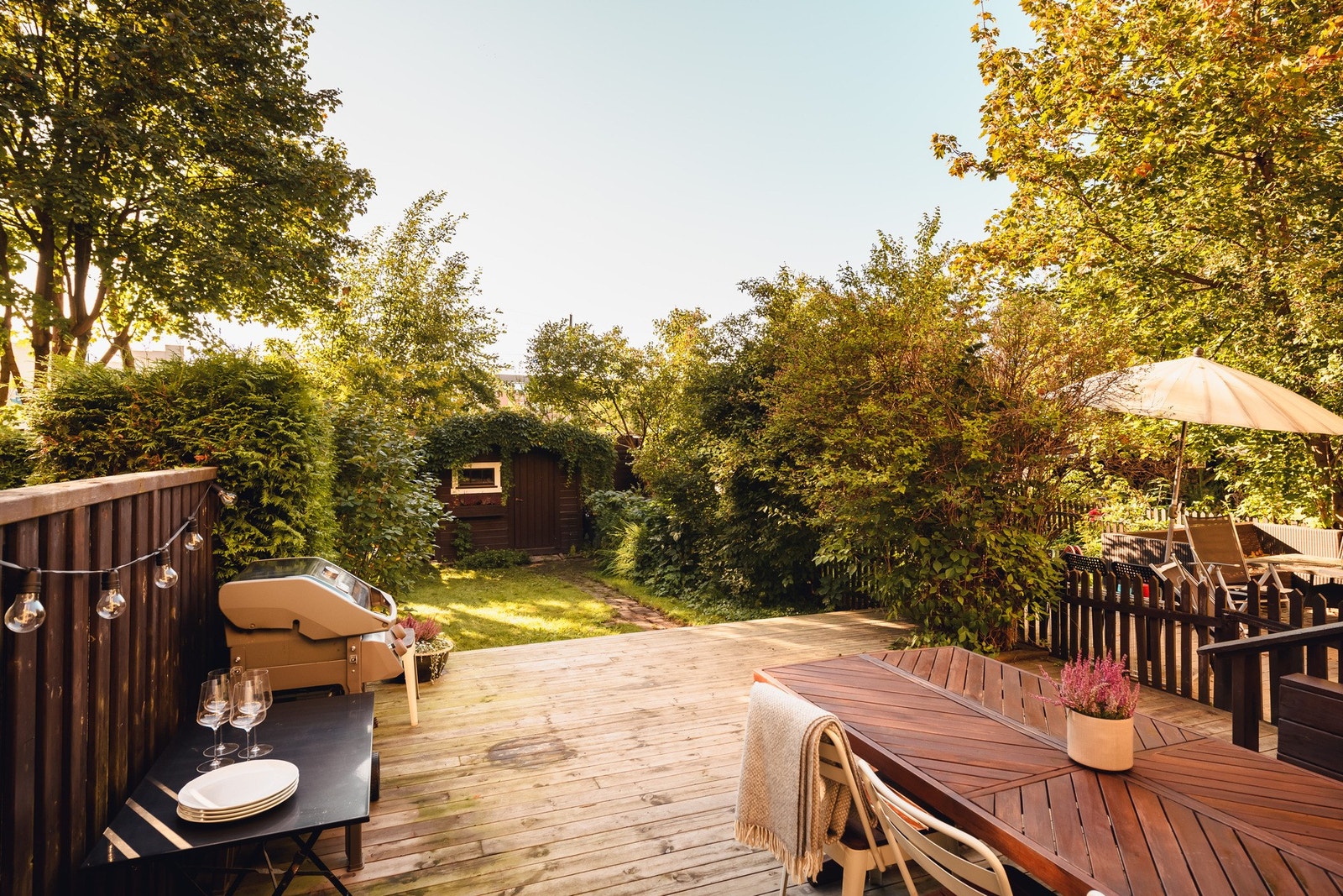 Rekkehuset har en solrik terrasse på ca. 35 kvm, etablert i 2021, vendt mot egen hageflekk med uthus i enden. Hele hagen er på 88 m2. Galleribilde