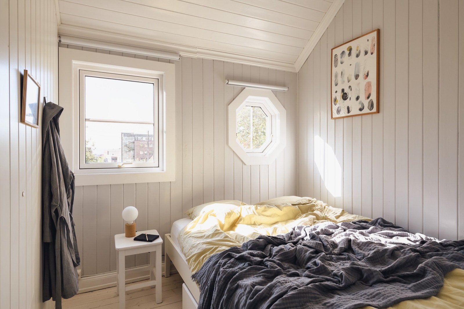 Det minste soverommet har et sjarmerende oktagonvindu, i tillegg til et vanlig sprossevindu. Galleribilde