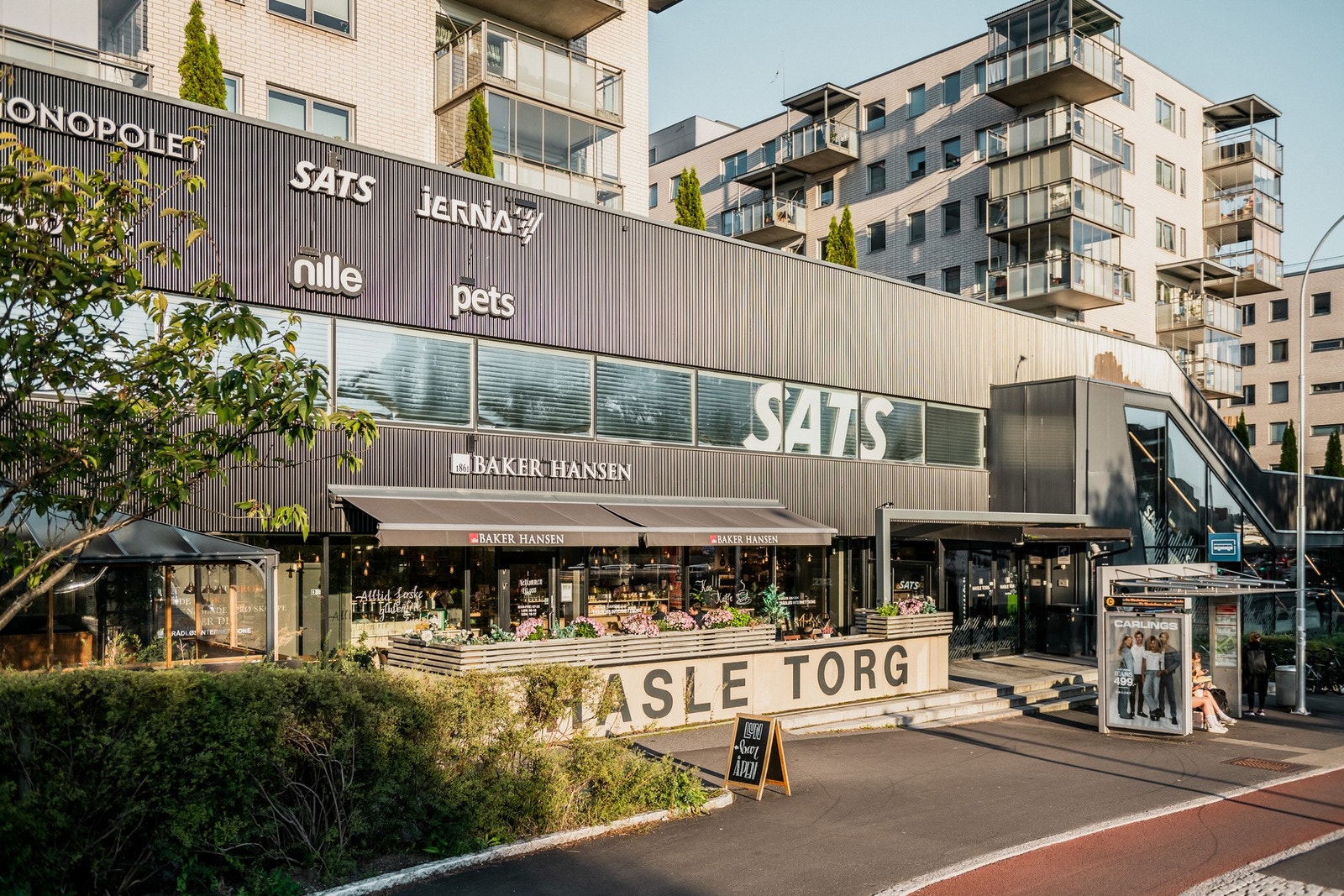 På Hasle Torg finner du flere butikker, vinmonopol og en god og stor matbutikk for å få tak i det lille ekstra. Galleribilde