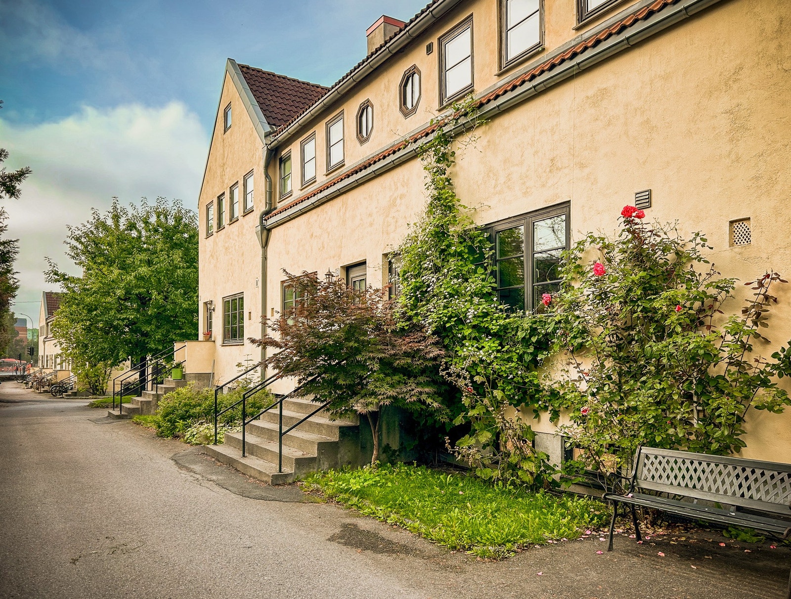 Grønvold hageby er virkelig en oase på Valle Hovin med godt naboskap - som en hyggelig liten landsby midt i hovedstaden. Trenger du låne drill, sukker eller en hjelpende hånd? Galleribilde